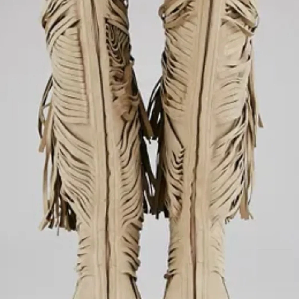Gorgeous Gucci Beige Fringe Heeled Boots - Picture 2 of 9